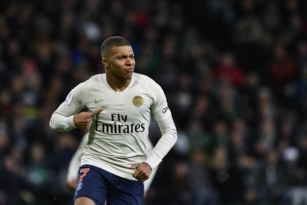 获最佳复出奖！32岁博格巴一身白衣出席颁奖，妻子着黑裙大秀长腿